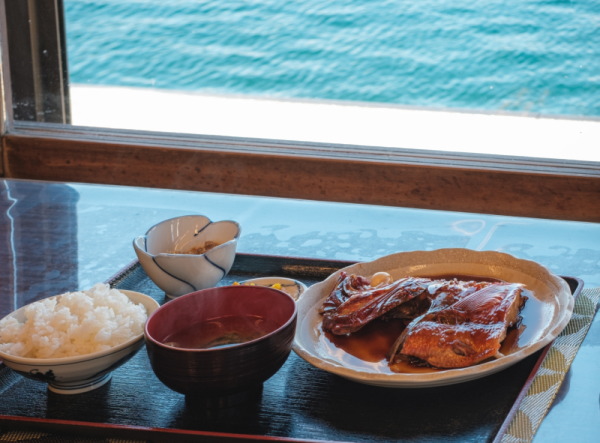 三浦半島の海の見える漁師宿のキンメの煮付けも絶品だった!