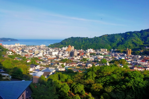 湯河原の海と温泉街