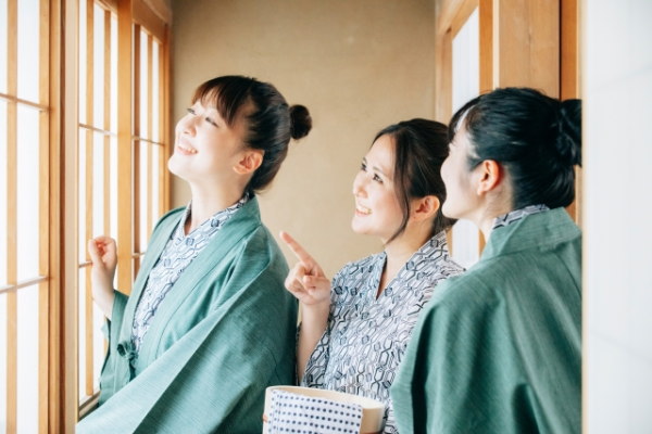 
温泉に入ったあとのひととき。浴衣に着替えて窓辺でゆっくり過ごす時間も、女子旅ならではの楽しみです。