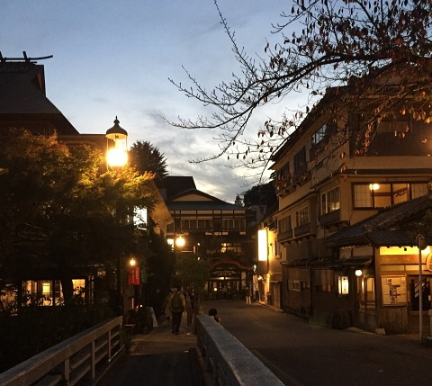 箱根の温泉街の夕方の雰囲気
