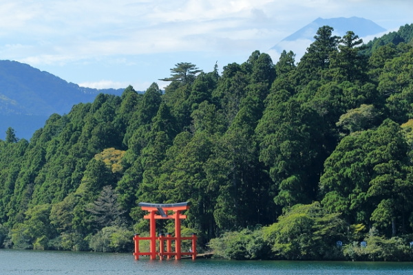 箱根旅行で人気の芦ノ湖と箱根神社の鳥居