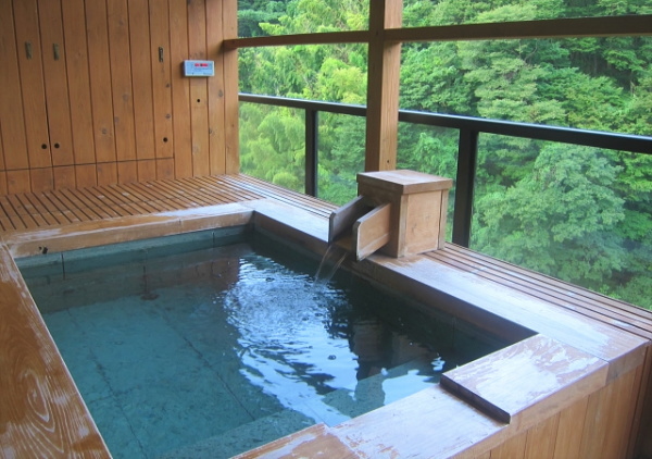 静かな貸切温泉で一人時間を過ごすイメージ