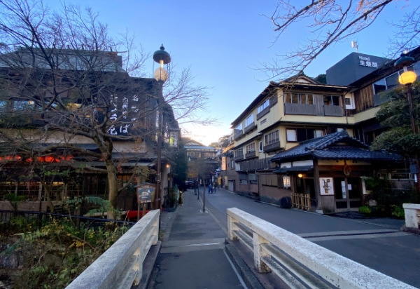 箱根 温泉街の風景 橋と旅館が並ぶ街並み