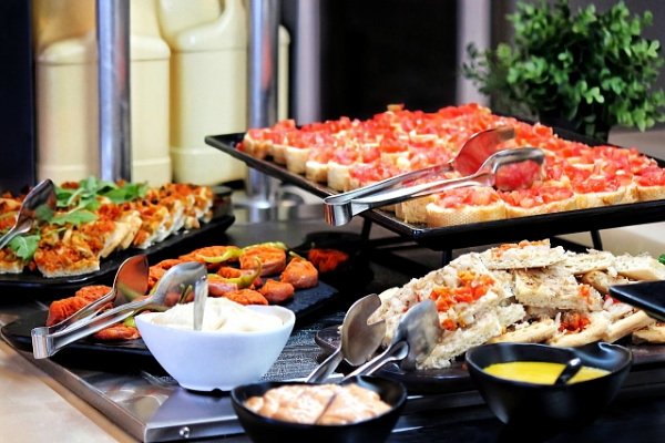 箱根温泉宿のバイキング料理