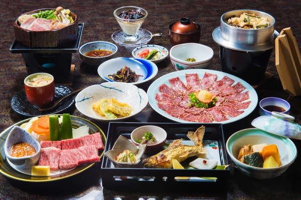 箱根旅館の豪華な会席料理