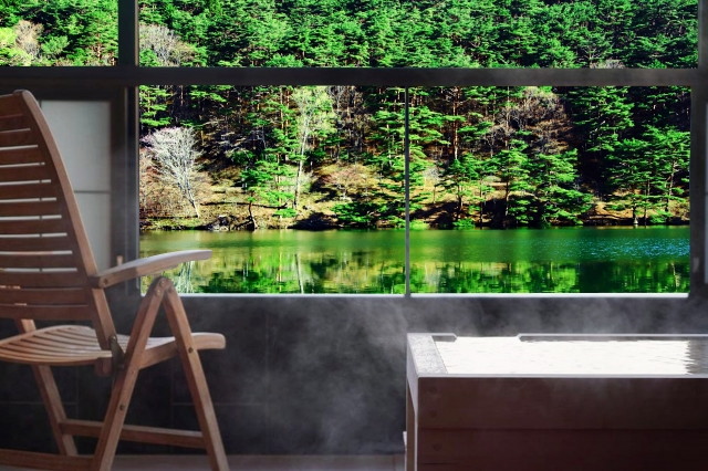 新緑の絶景が見える箱根の温泉旅館の客室露天風呂