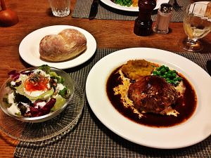 コージーイン 箱根の山の料理(人気のまん丸ハンバーグ)