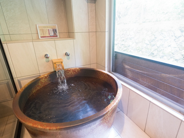 リブマックスリゾート箱根仙石原【洋モダン洋室】の信楽焼半露天風呂