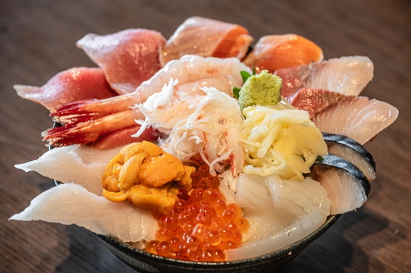 自分で作る海鮮丼が人気の熱海ホテルバイキング
