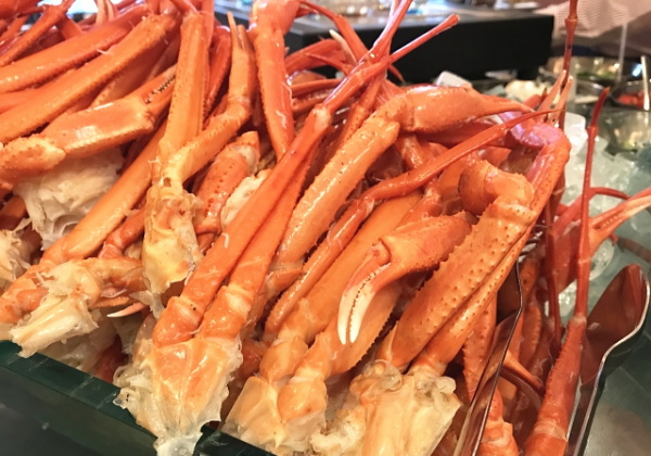 熱海のホテルで楽しめるカニ食べ放題バイキング"