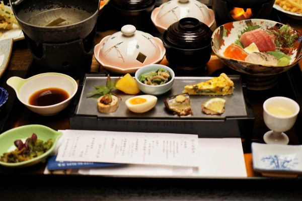 "旅館の落ち着いた和食料理のイメージ