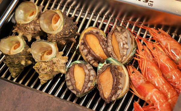 ホテルブリーズベイ熱海ANNEXの海鮮BBQ食べ放題の様子(アワビ・サザエ・エビ)