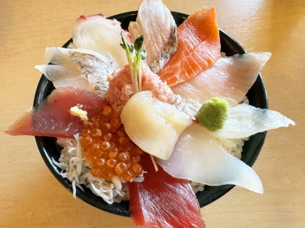 好きな具材で作る海鮮丼(勝手丼)のイメージ