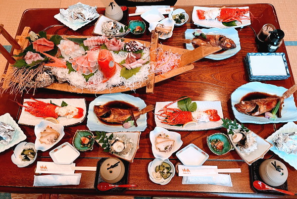 刺身や金目鯛など海鮮料理が豪華に並ぶ熱海の温泉旅館