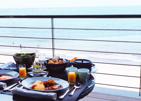 熱海の海を眺めながら楽しむオーシャンビュー朝食