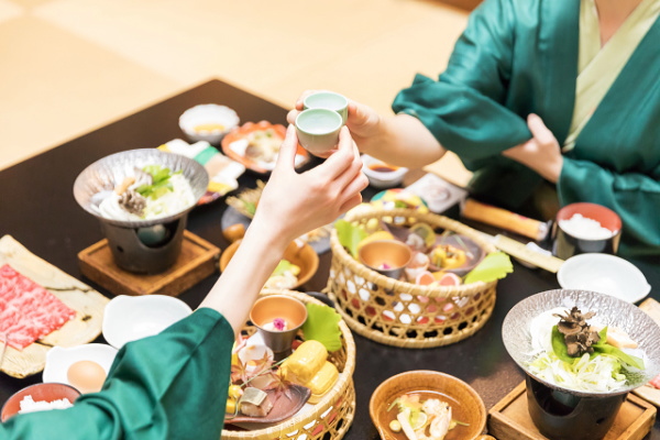 熱海の温泉旅館で料理を楽しむ夕食シーン