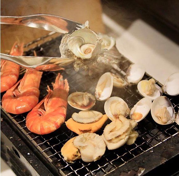 熱海シーサイドスパ&リゾートでの浜焼き体験の様子