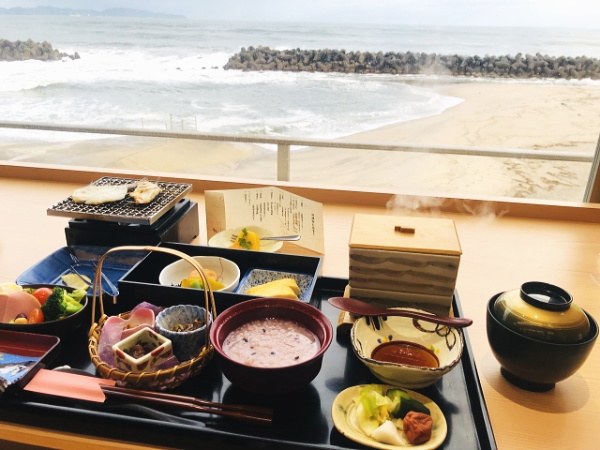 海を眺めながら味わう熱海温泉旅館の和朝食