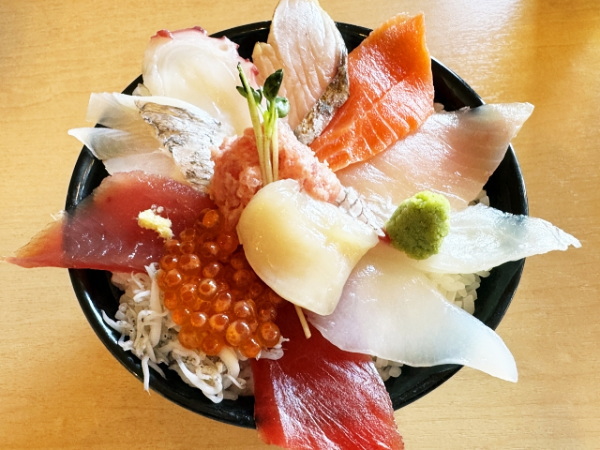箱根の朝食ビュッフェで作る海鮮丼