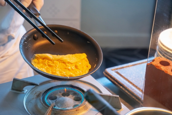 箱根の朝食ビュッフェでオムレツを調理するライブキッチン