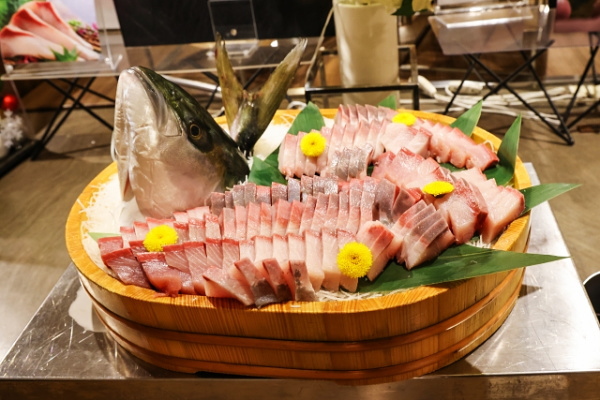箱根のホテルバイキングで提供される豪華な刺身盛り