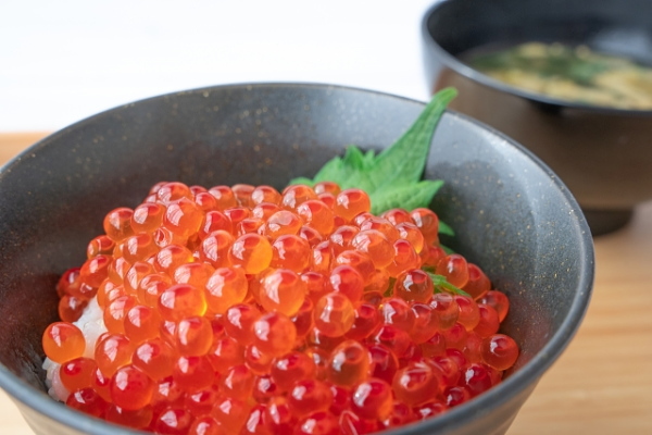 いくらをたっぷり盛れる海鮮丼のイメージ