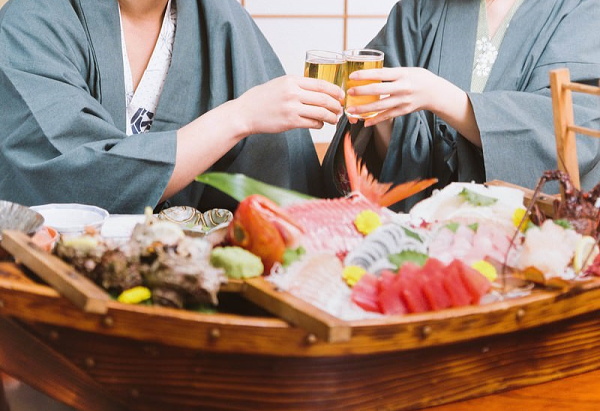 温泉旅館で海鮮料理を楽しむカップル