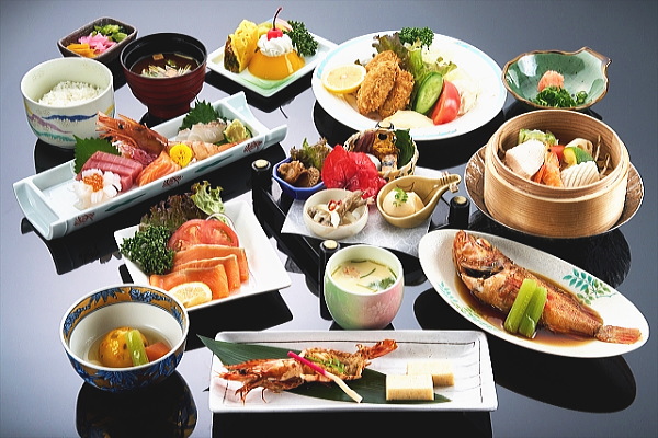 熱海で料理が美味しい安い宿の豪華な会席料理