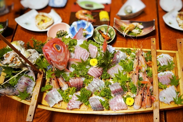 金目鯛や地魚が並ぶ豪華な舟盛り