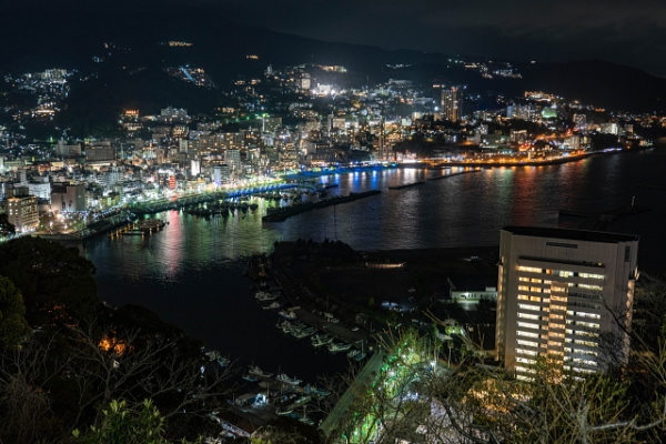 熱海湾を一望できる夜景とホテル街の風景