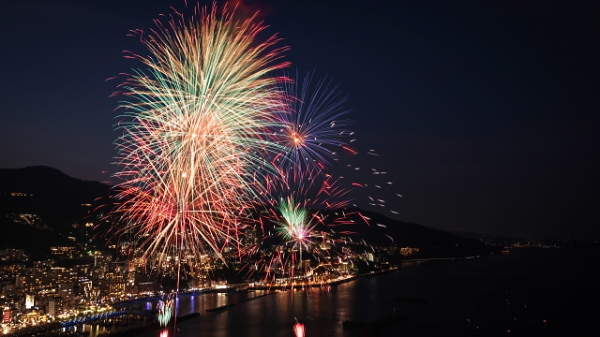 夜空を彩る熱海海上花火大会の様子
