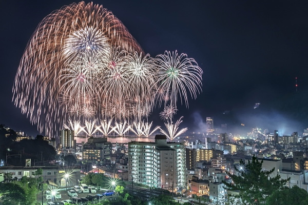 熱海の街並みを見下ろす夜景と大玉の花火が広がる熱海海上花火大会