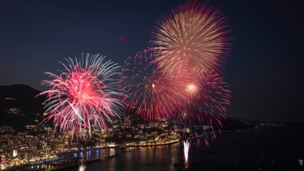 熱海海上花火大会で夜の熱海湾に打ち上がる迫力ある花火
