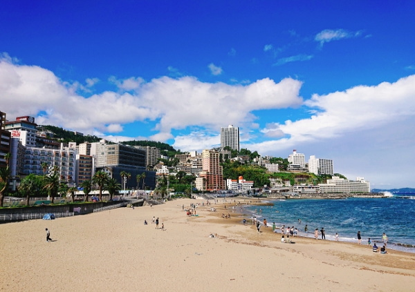 熱海サンビーチと海岸沿いに立ち並ぶホテル街の風景
