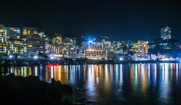 ライトアップされた熱海サンビーチと夜景